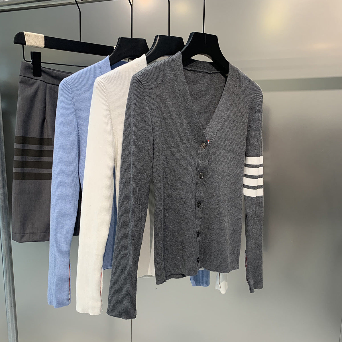 V-neck knitted cardigan(复制) THOM TREND