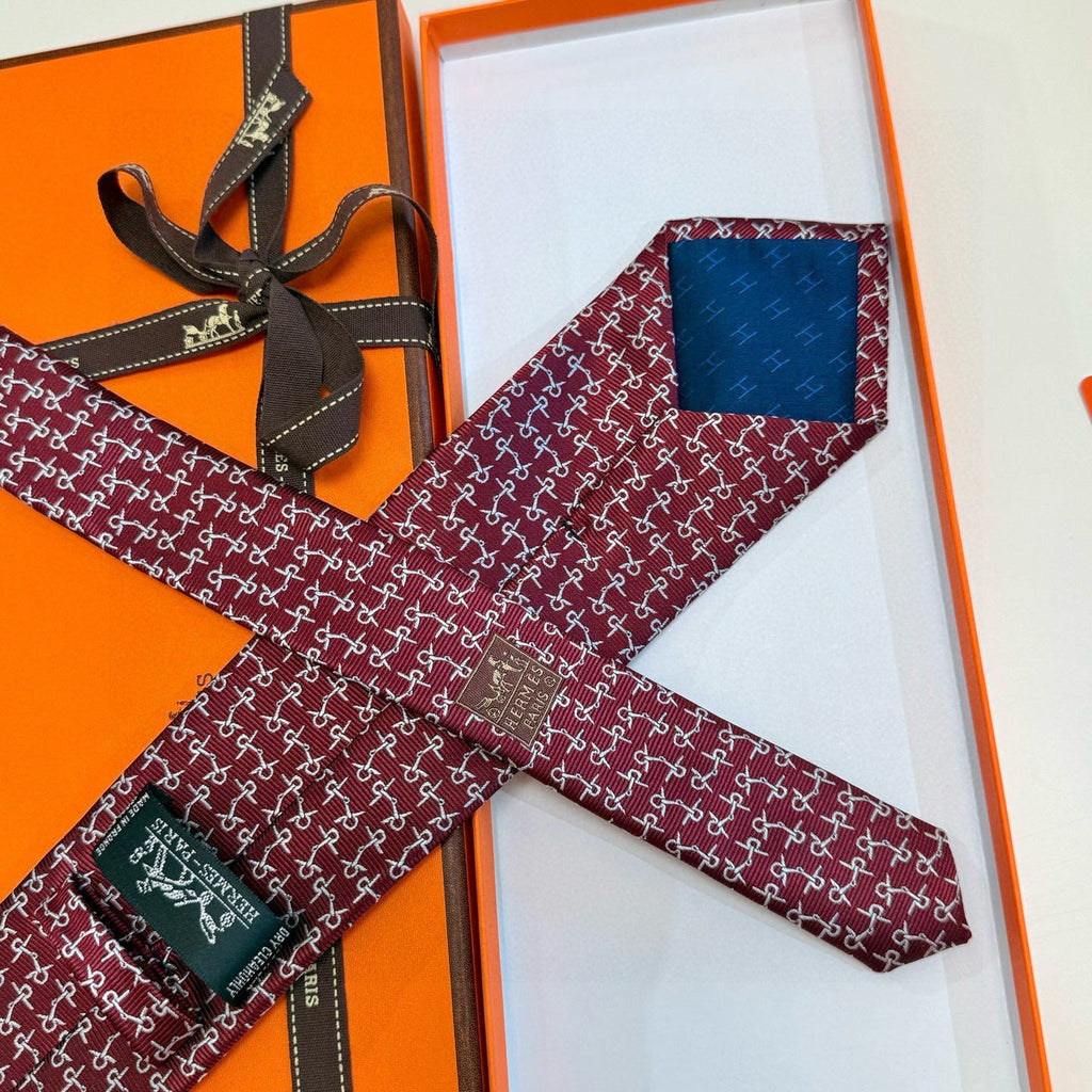 Hermes Style Men's Houndstooth Pattern Silk Tie - Detail Image 6