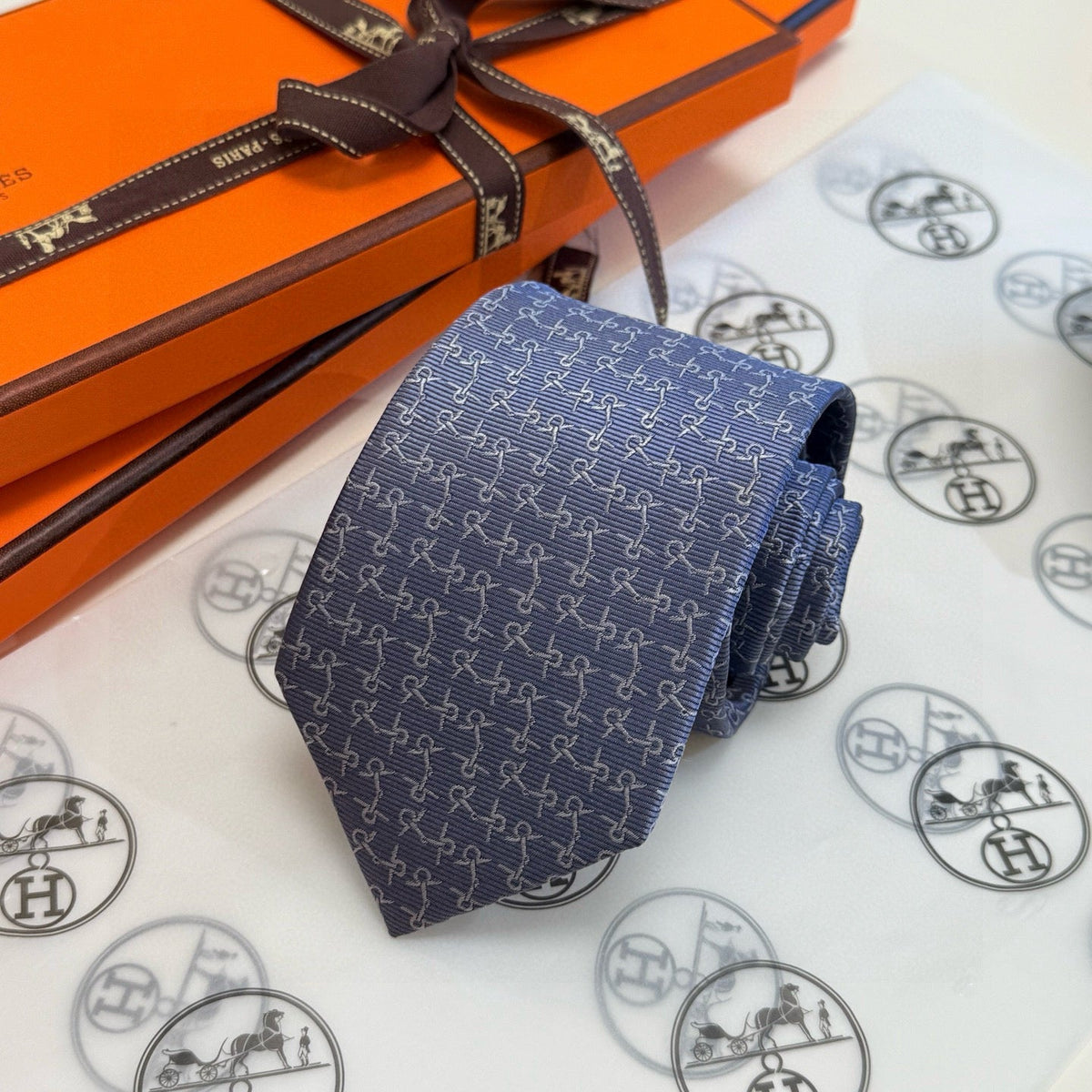 Hermes Style Men's Houndstooth Pattern Silk Tie - Detail Image 9