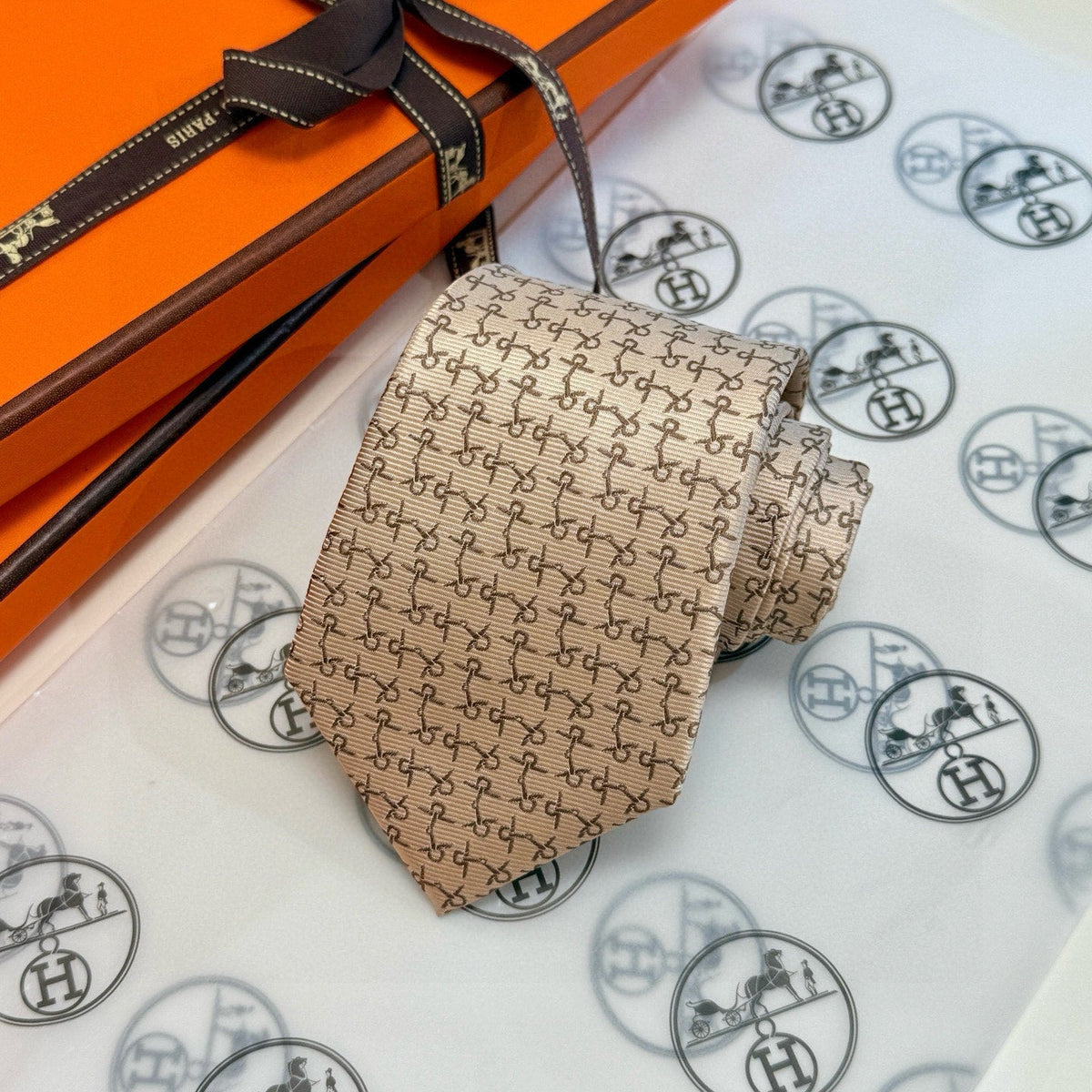 Hermes Style Men's Houndstooth Pattern Silk Tie - Detail Image 12