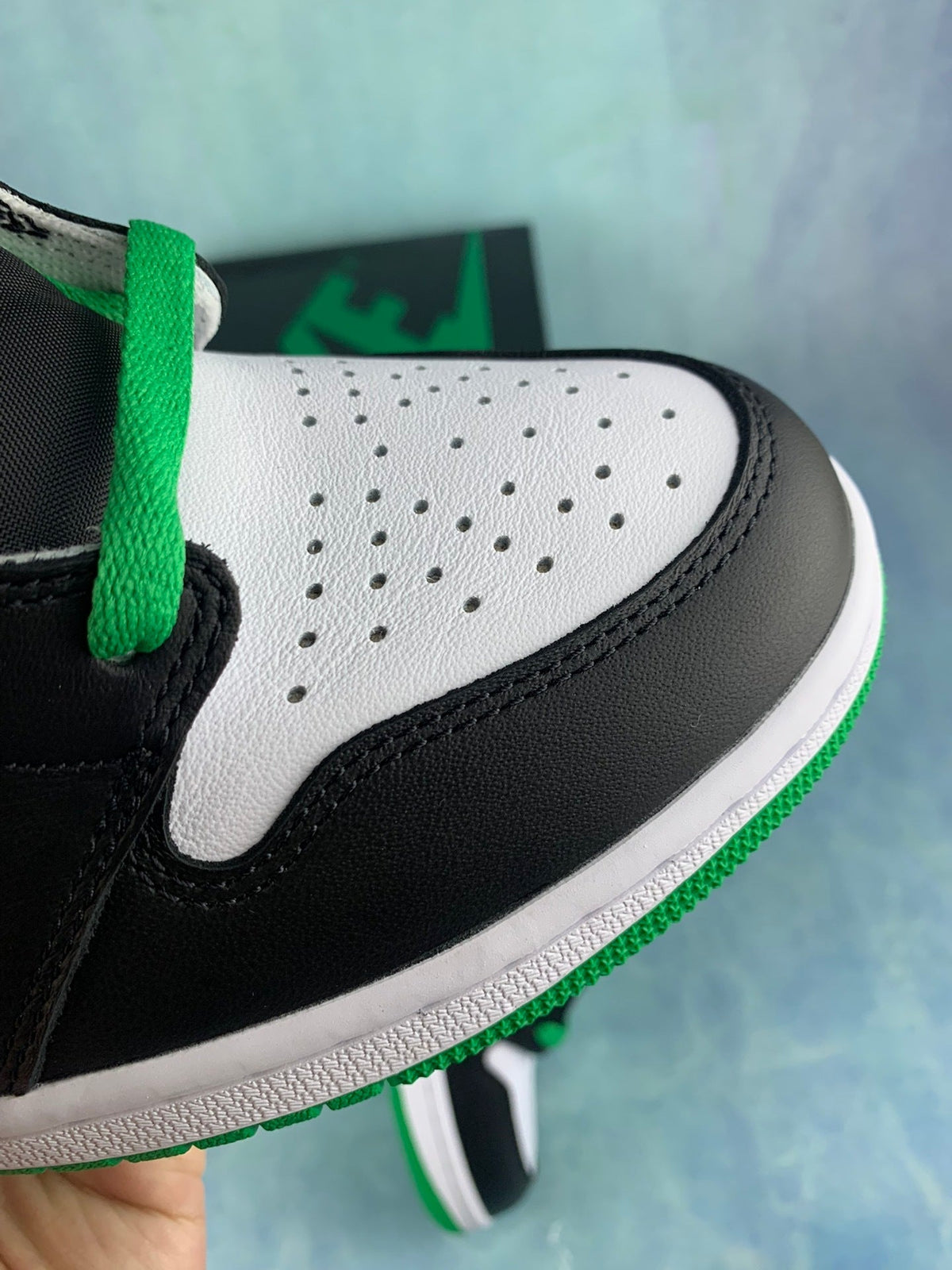 Air Jordan 1 High Lucky Green Unisex Sneakers DZ5485-031 detail view 5