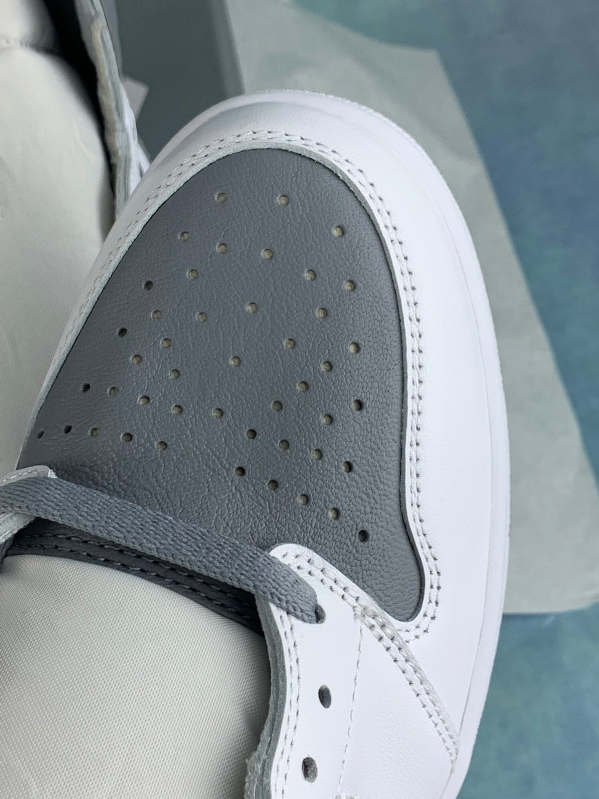 Air Jordan 1 High White/Grey Goat 555088-037 Unisex Sneakers detail view 7