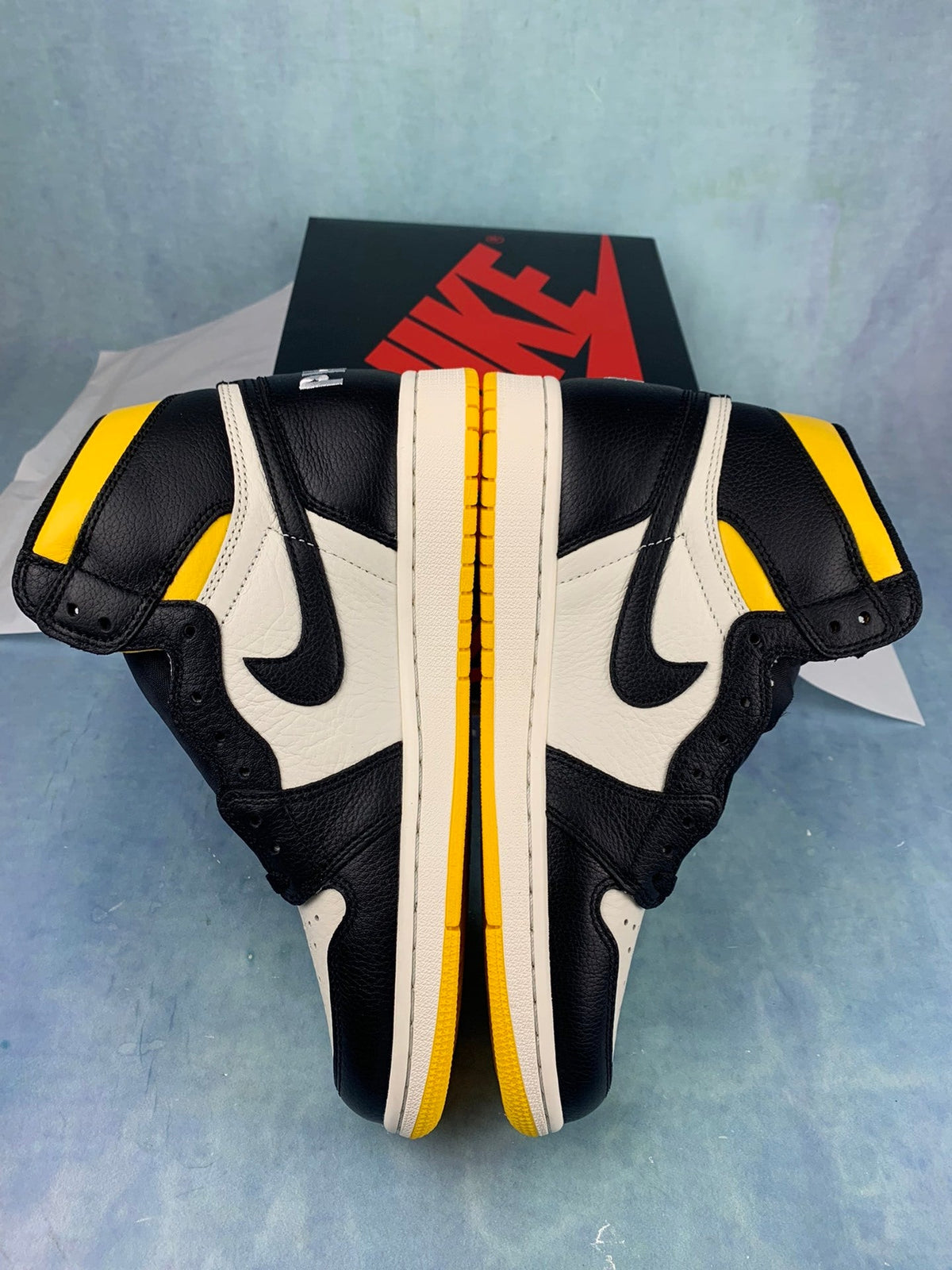 Air Jordan 1 High - Unisex Sneakers Style 32 detail view 3