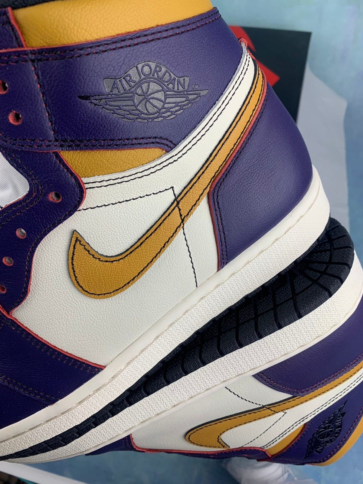 Air Jordan 1 High Lakers Purple Scratch-Off Unisex Sneakers CD6578-507 detail view 6