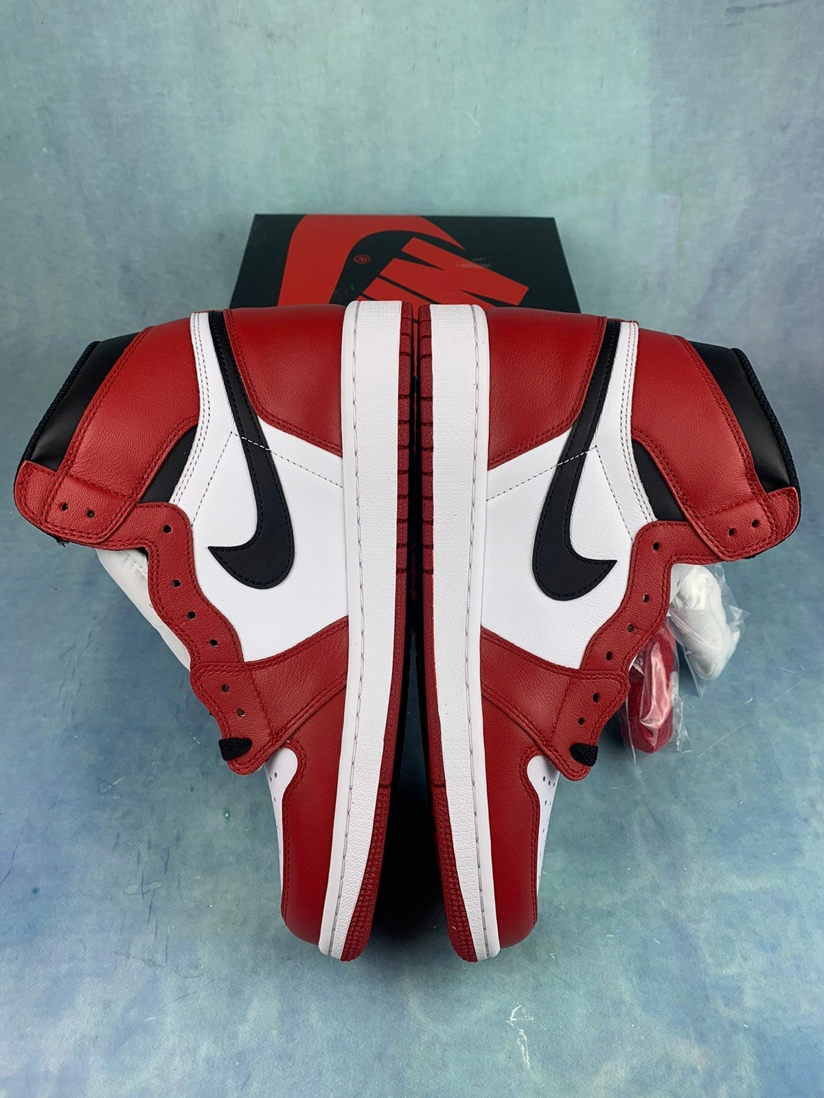 Air Jordan 1 High Chicago 555088-101 Unisex Sneakers detail view 3