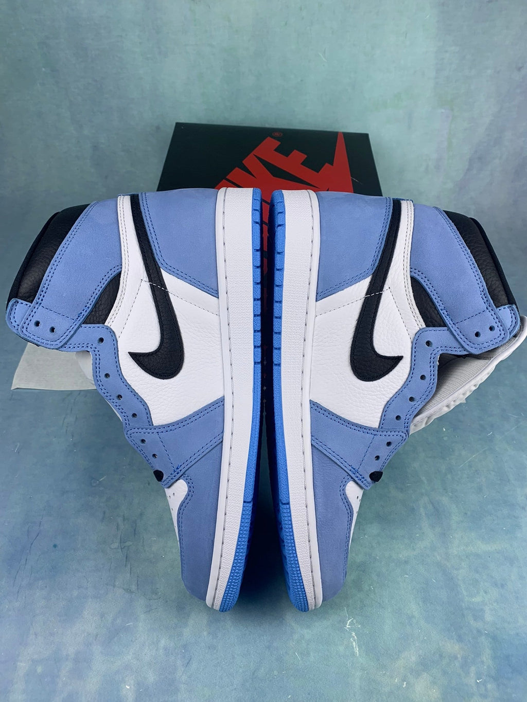 Air Jordan 1 High University Blue 555088-134 Unisex Sneakers detail view 3