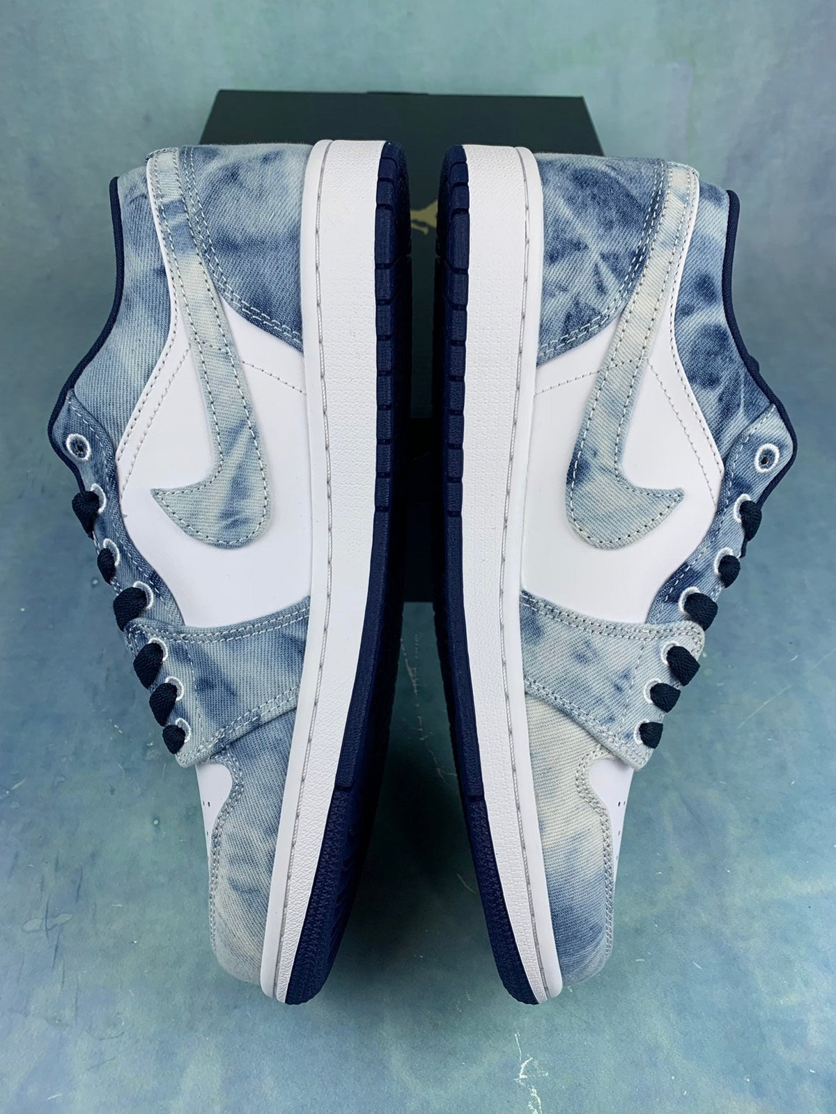 Air Jordan 1 Low Washed Denim Tie-Dye Unisex Sneakers CZ8455-100 detail view 3