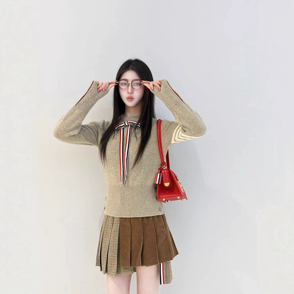 Bow-knitted sweater + short skirt - Image 2