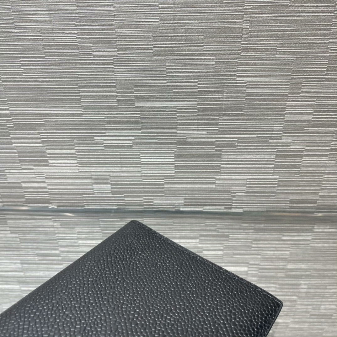 2025 Passport holder THOM TREND