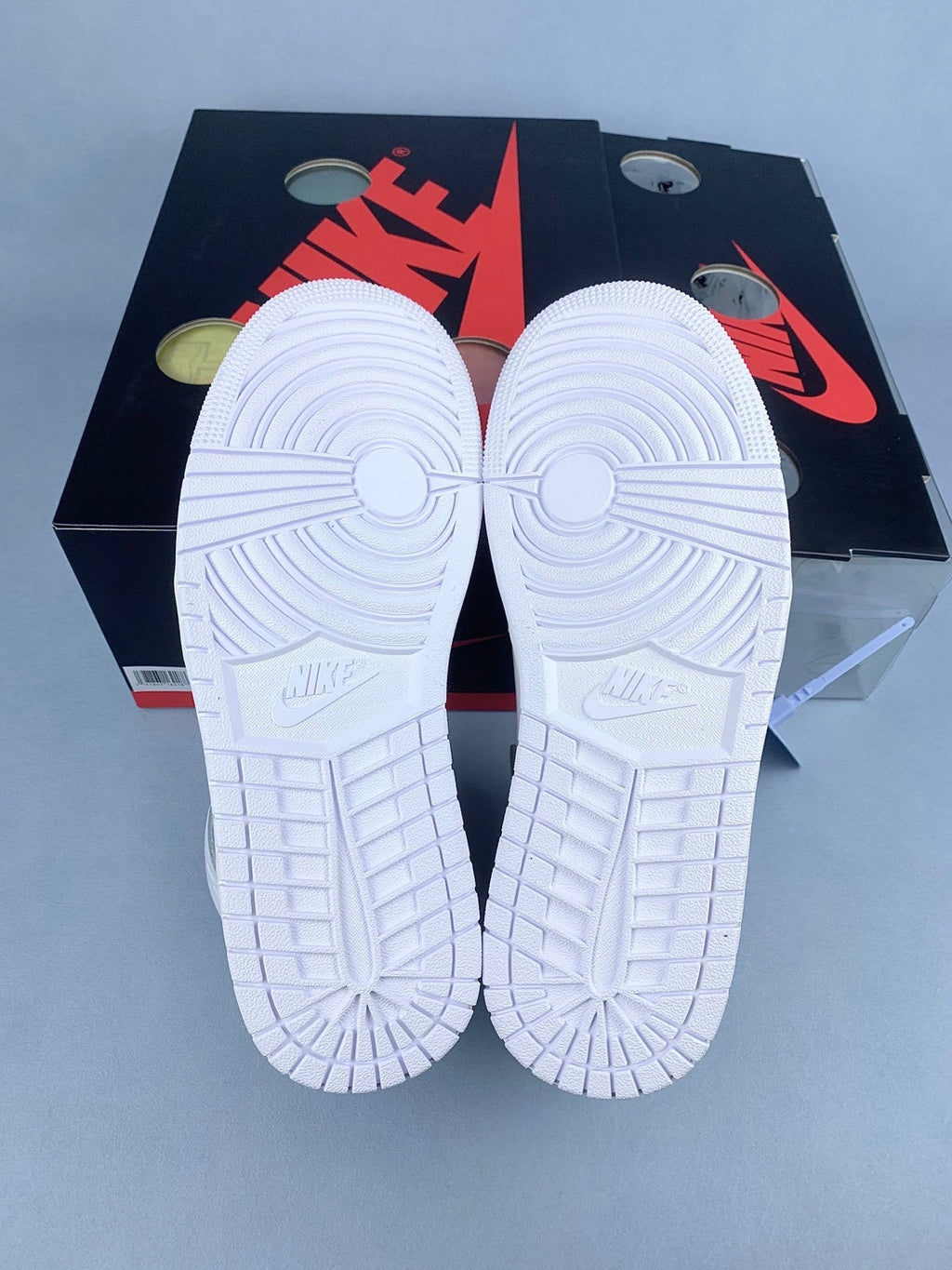 Air Jordan 1 High x Off-White Triple White Unisex Sneakers AA3834-100 detail view 6