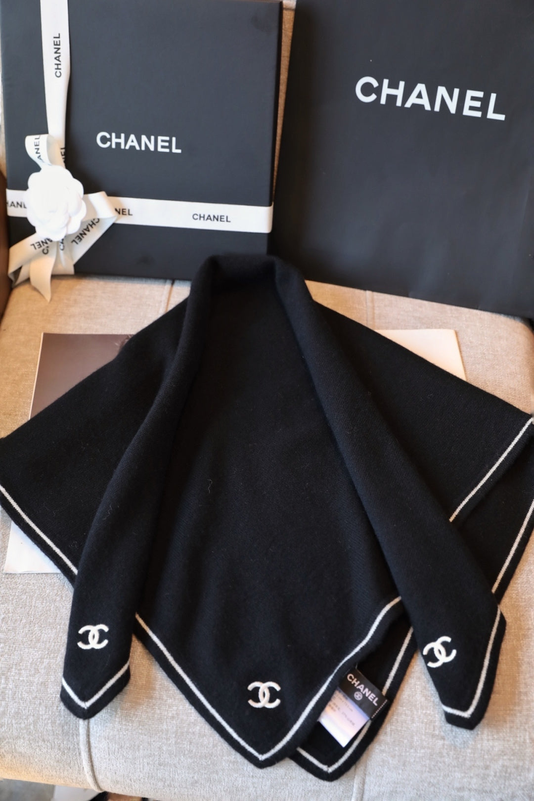 Chanel Style Contrast-Border Logo Scarf product detail 8