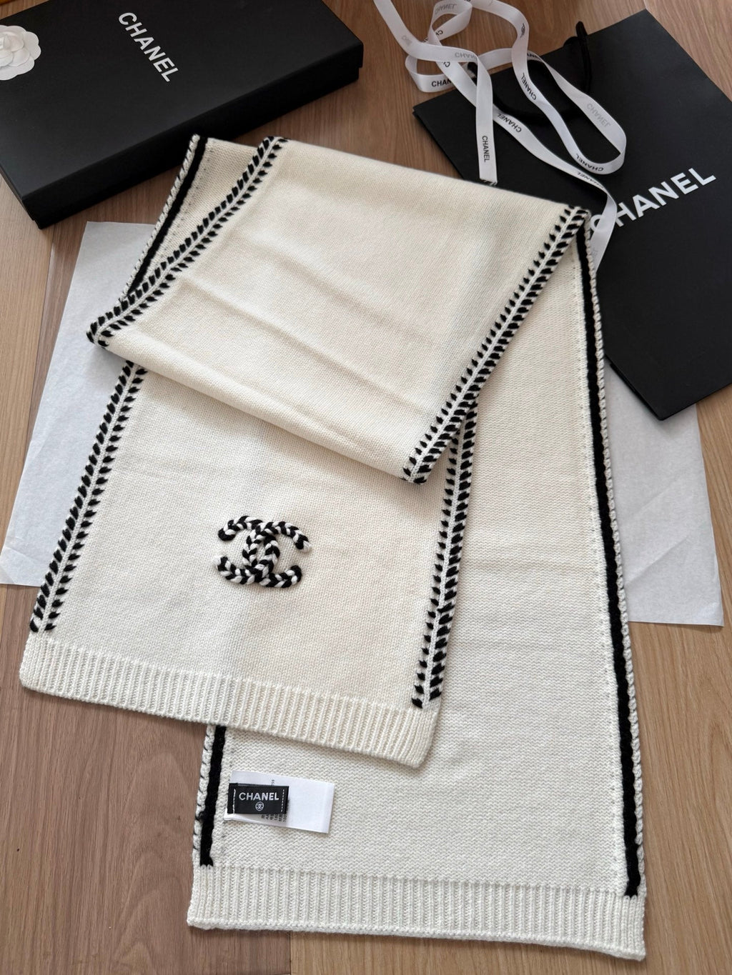 Chanel Style Contrast-Edge Knit Scarf product detail 7