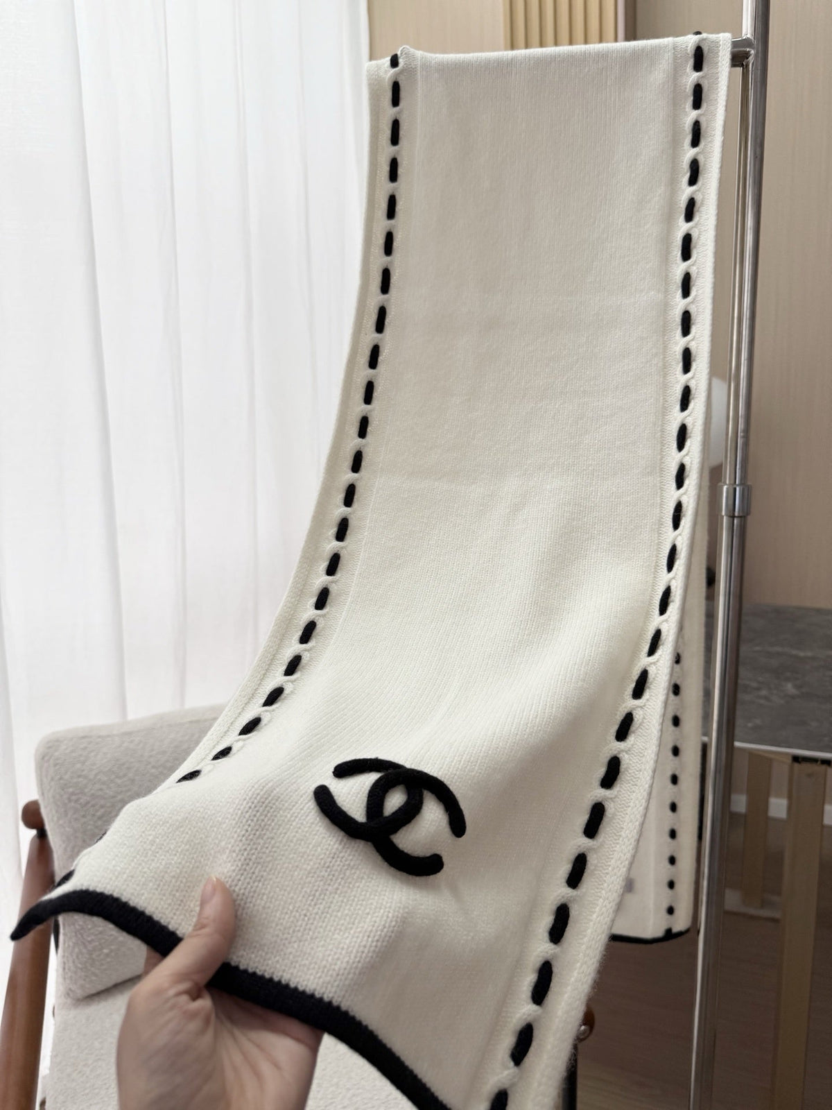 Chanel Style Contrast-Stitch Knit Scarf product detail 5