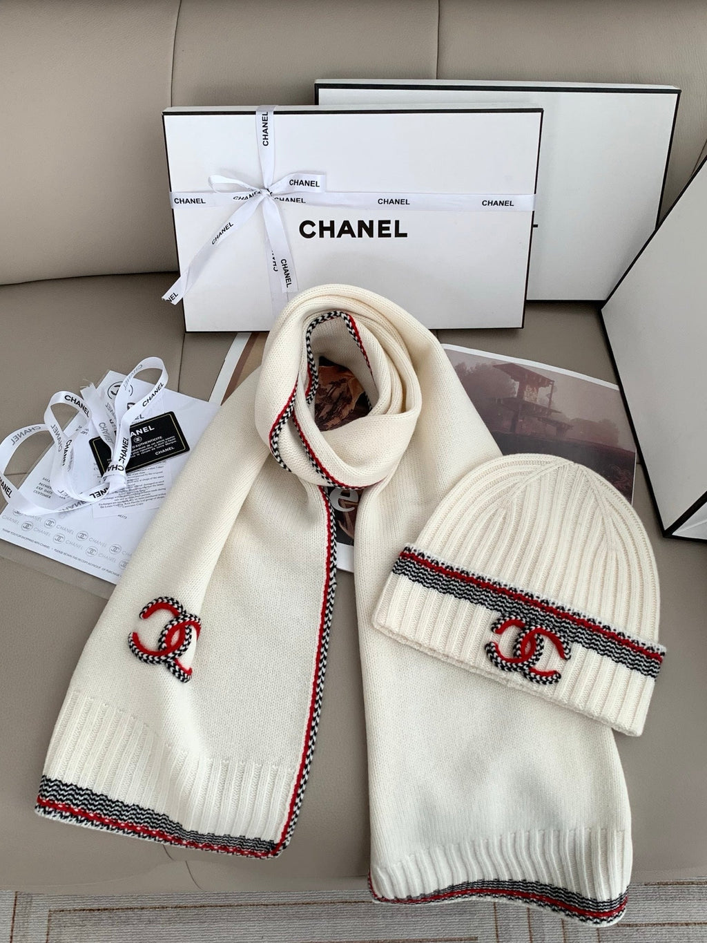 Chanel Style Contrast-Trim Scarf and Beanie Set product detail 3