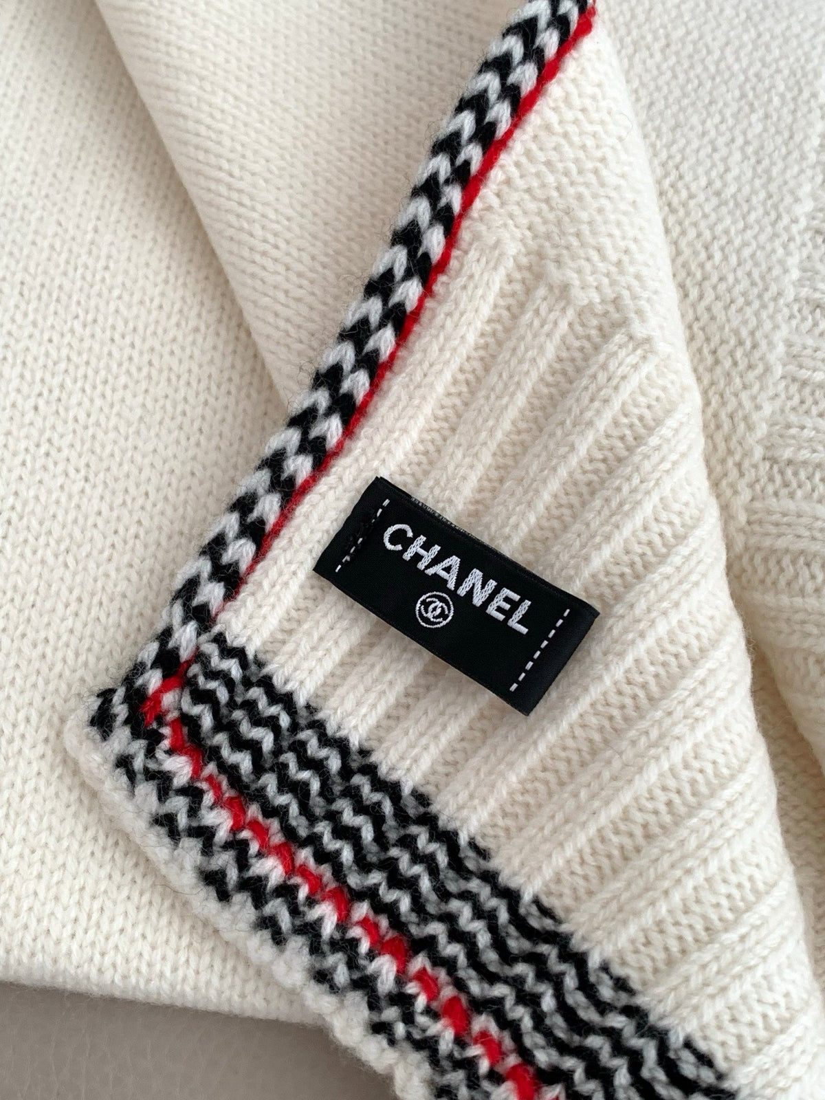 Chanel Style Contrast-Trim Scarf and Beanie Set product detail 6