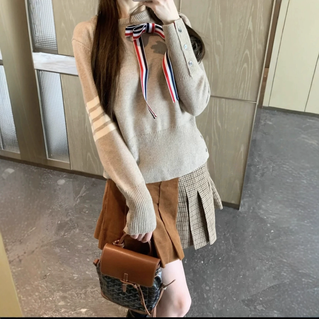Bow-knitted sweater + short skirt - Image 4