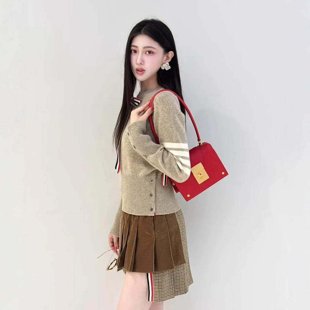 Bow-knitted sweater + short skirt - Image 3