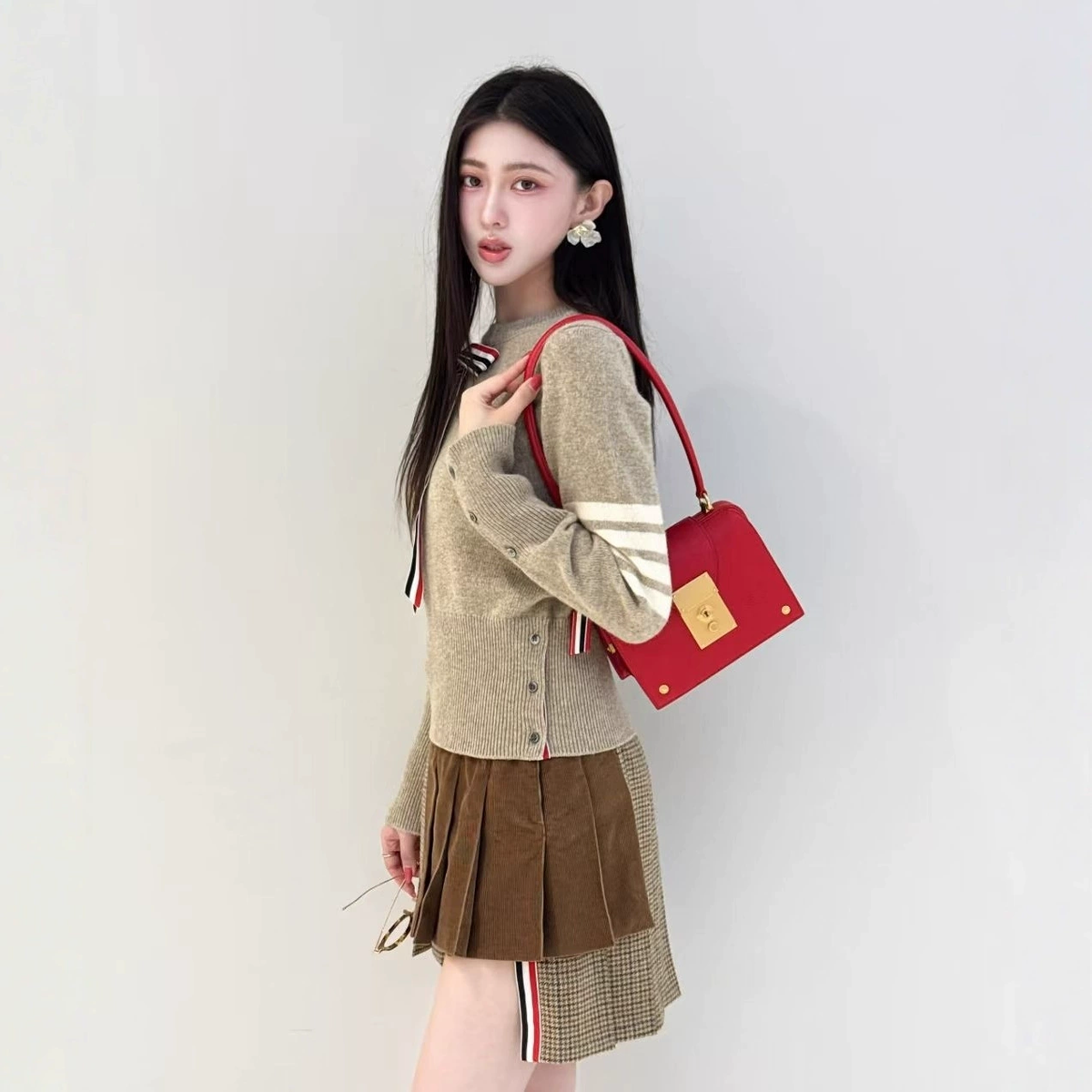 Bow-knitted sweater + short skirt - Image 3