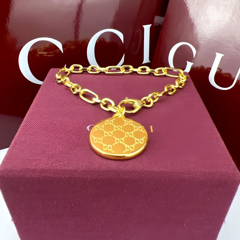 Gucci Round Pocket Watch Bracelet detail view 2