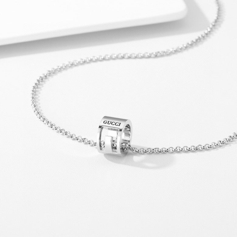 Gucci Vintage Interlocking Couple Necklace detail view 4