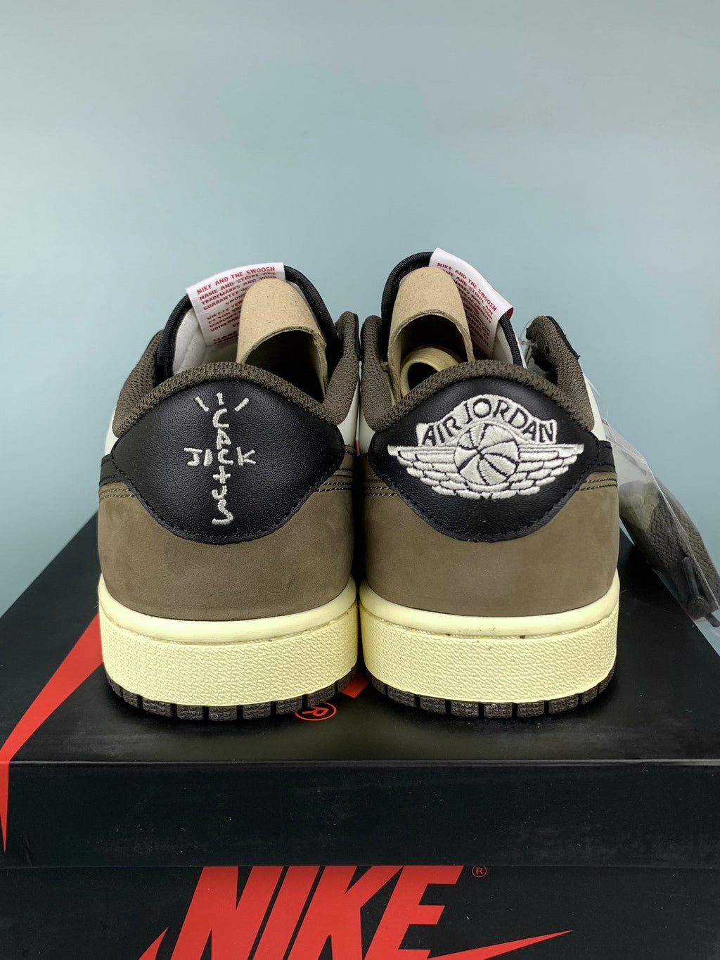 Air Jordan 1 Low Collaboration Little Mocha Unisex Sneakers CQ4277-105 detail view 5