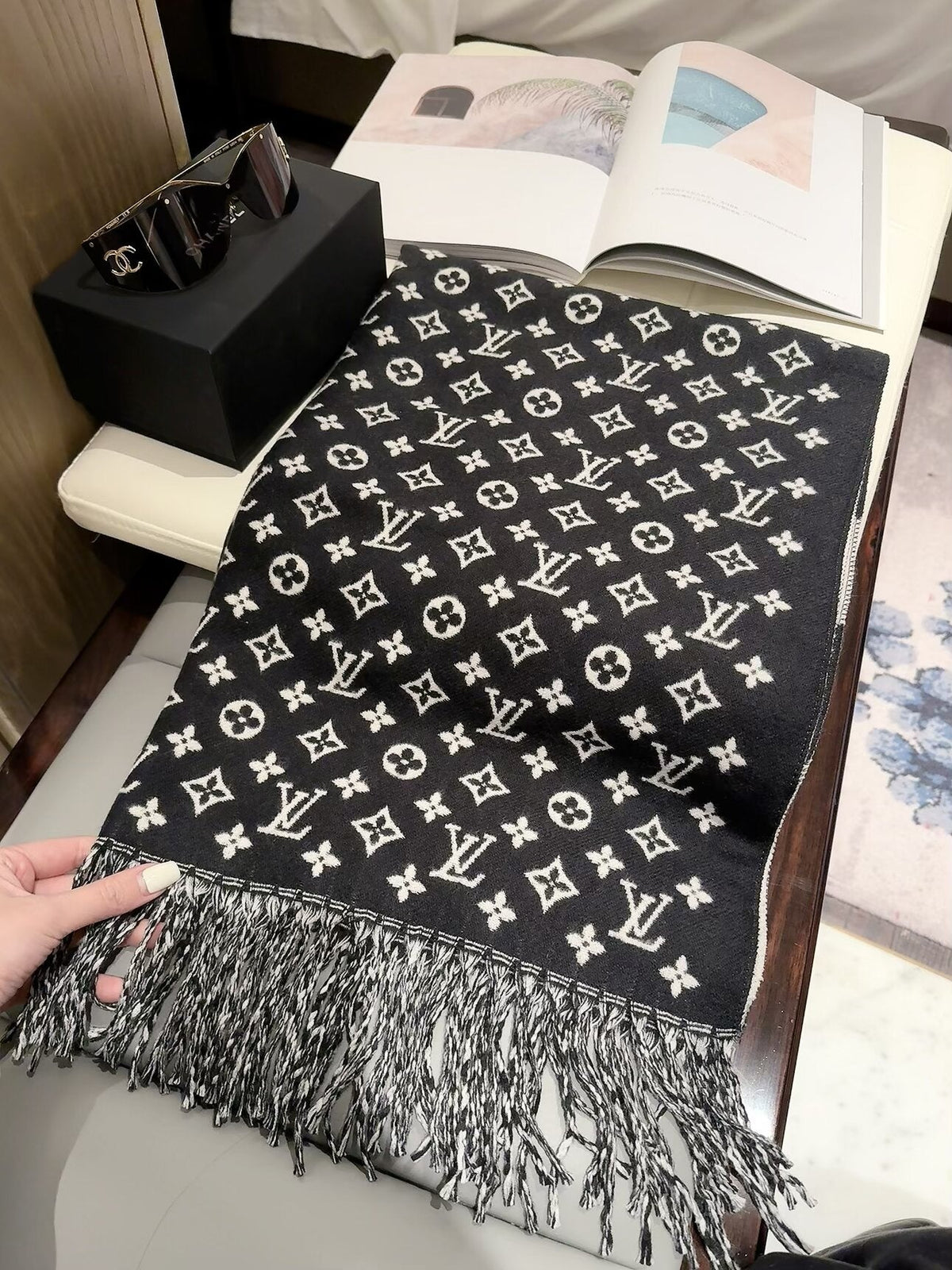 Louis Vuitton Style Checkerboard Monogram Scarf product detail 7