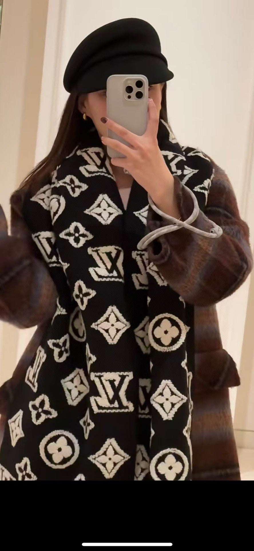 Louis Vuitton Style Monogram Knit Scarf product detail 7