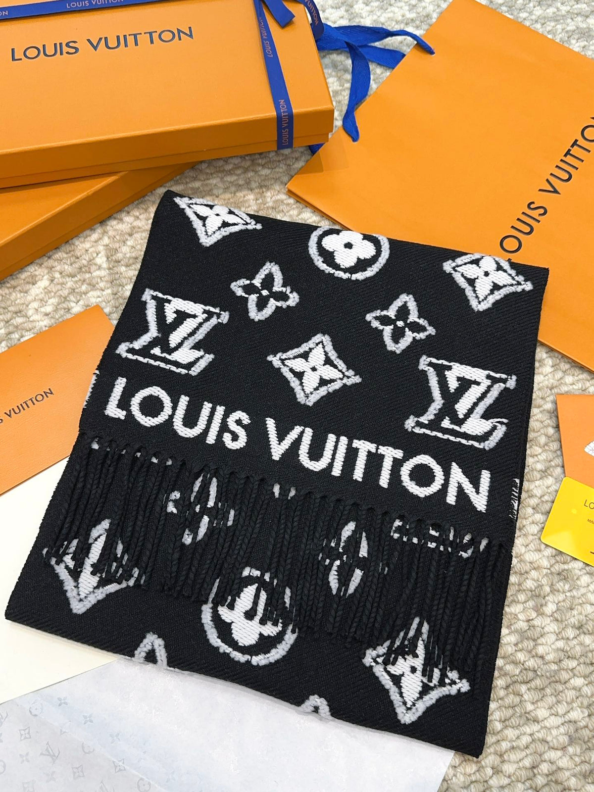 Louis Vuitton Style Monogram Knit Scarf product detail 9