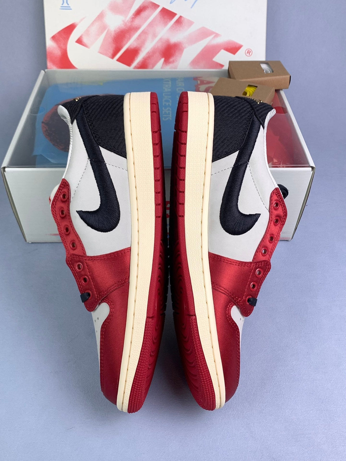 Air Jordan 1 Low Away x Trophy Room Chicago Unisex Sneakers FN0432-100 detail view 3