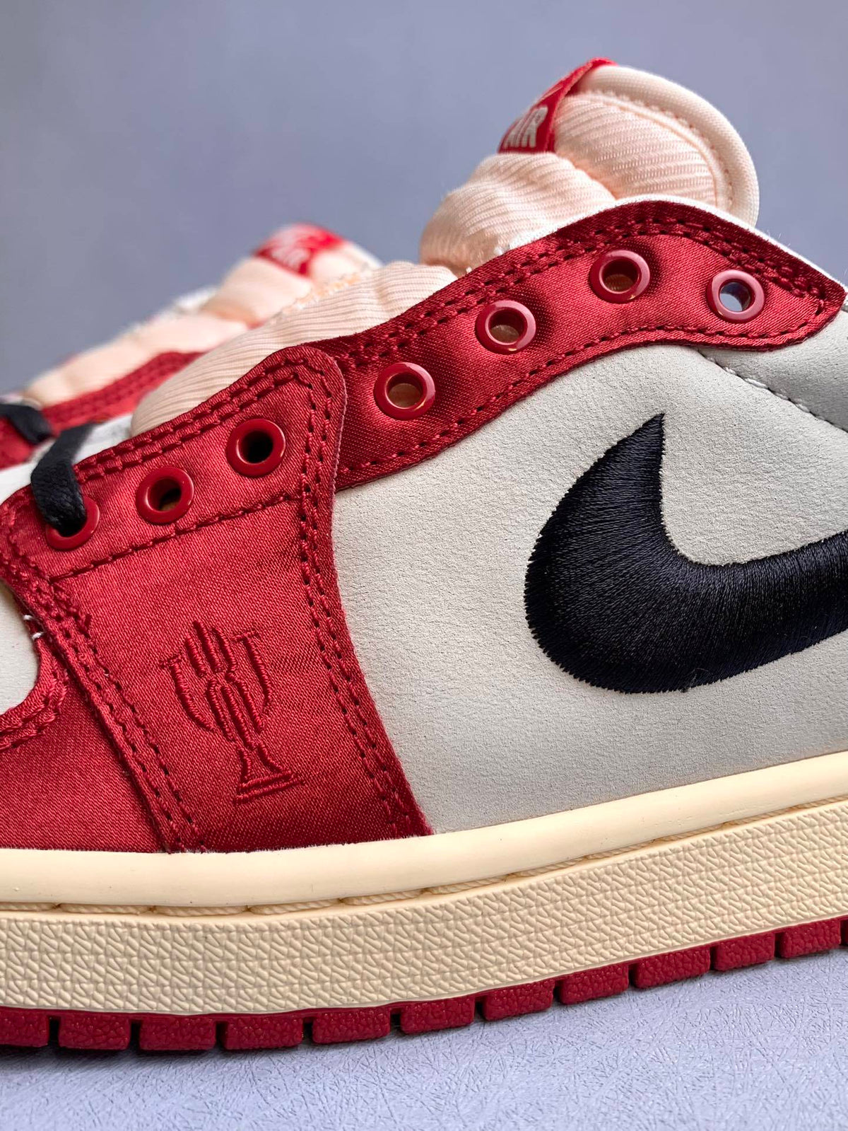 Air Jordan 1 Low Away x Trophy Room Chicago Unisex Sneakers FN0432-100 detail view 7