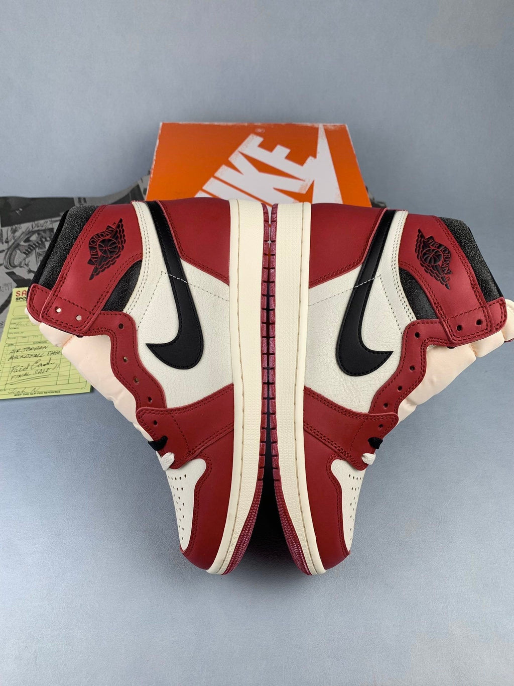 Air Jordan 1 High Chicago Lost and Found Unisex Sneakers DZ5485-612 detail view 3