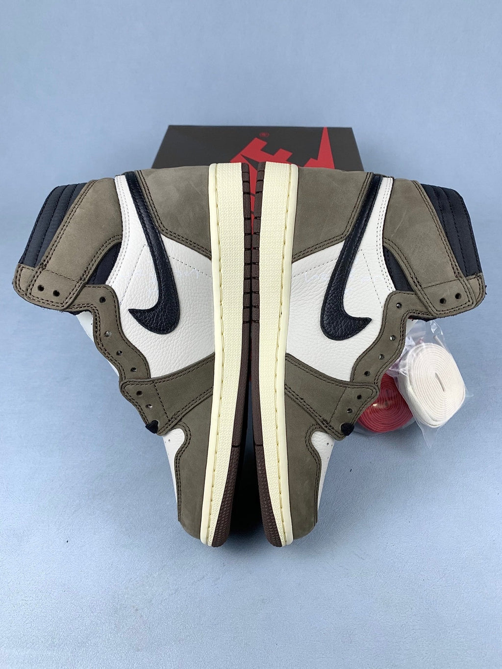 Air Jordan 1 High Mocha ts Unisex Sneakers CD4487-100 detail view 3