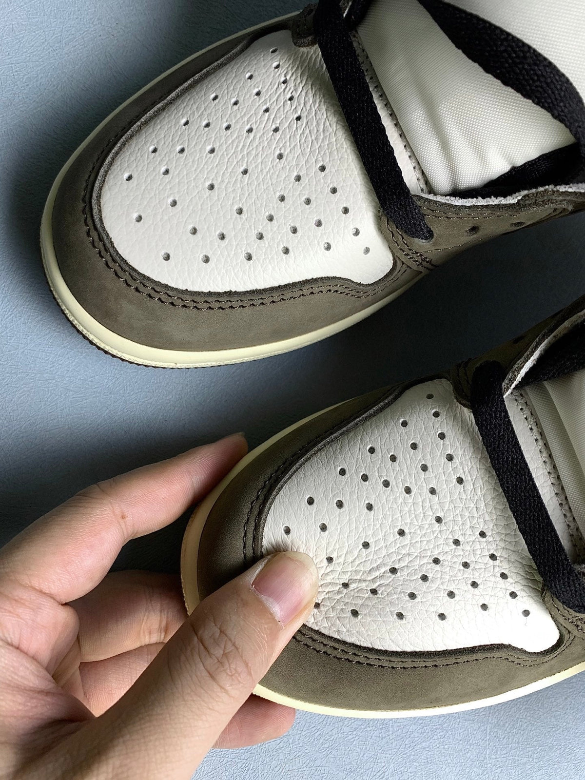 Air Jordan 1 High Mocha ts Unisex Sneakers CD4487-100 detail view 6